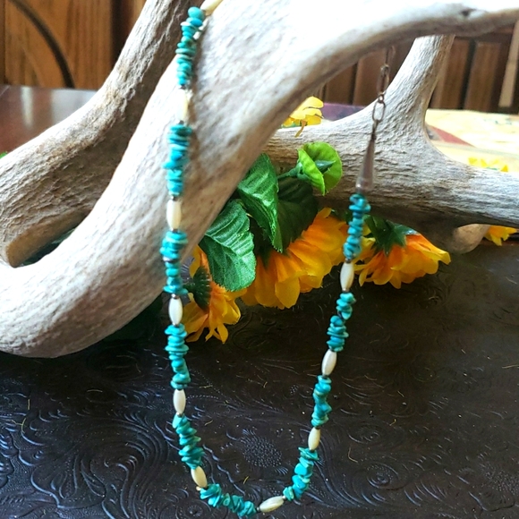 Turquoise and mother of pearl necklace - Picture 1 of 2